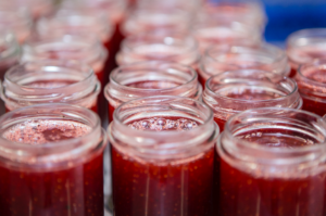 Des pots de confiture attendent d'être refermés