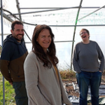 Des personnes sourient dans une serre