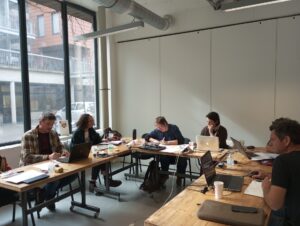 Des personnes travaillent dans une salle et discutent entre eux