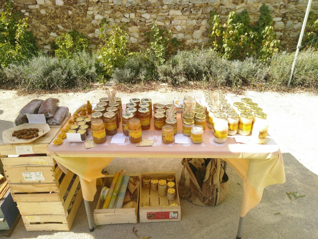 Etalage de marché des pots de miel et de pains d'épices produits par Thierry Defrance