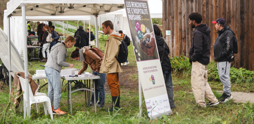 De nombreuses personnes attendent pour s'inscrire à l'entrée d'un événement public sur une ferme