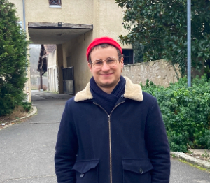 Jeune homme souriant face caméra
