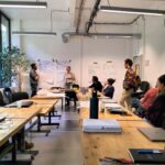 Des personnes sont réunies dans une salle pour travailler en groupe