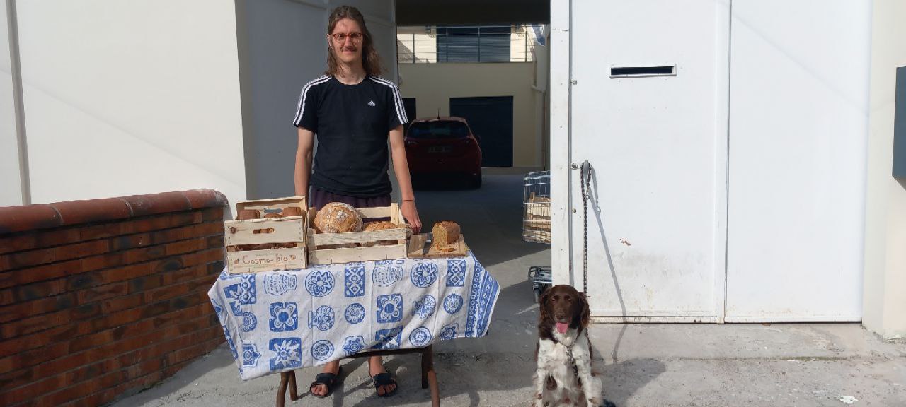 Rémi, boulanger, pose avec ses pains