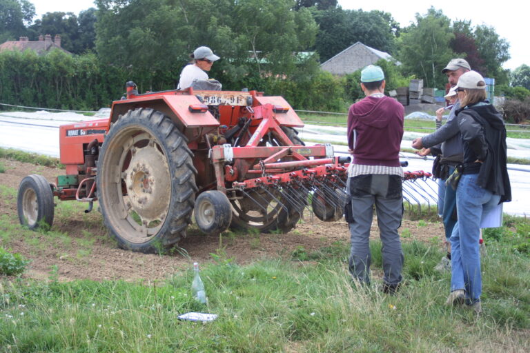 Des personnes s'aident en utilisant un tracteur