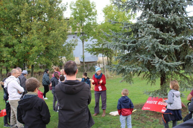 Des adultes et enfants sont rassemblés en extérieur pour une animation ludique