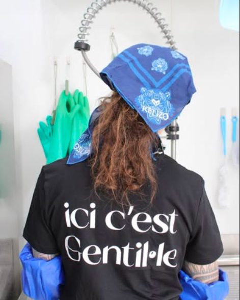 Photo de dos d'une personne en laboratoire de transformation